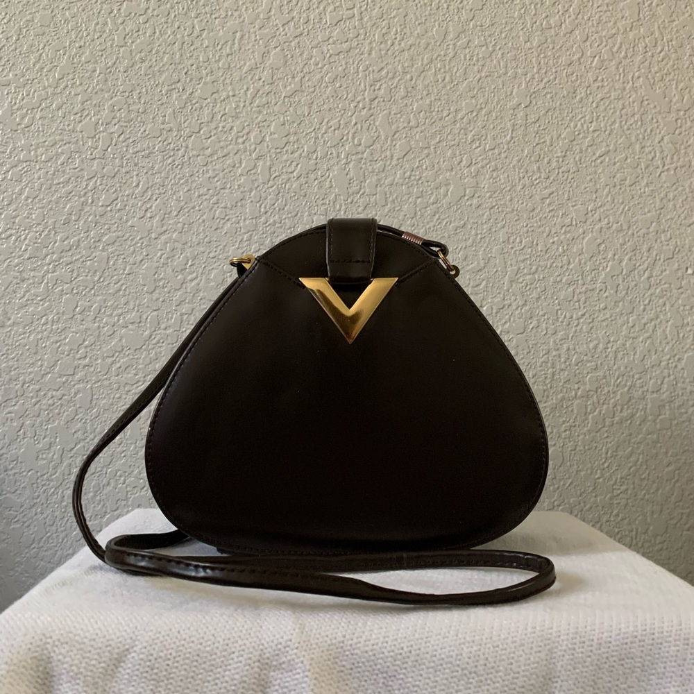 a brown crossbody purse